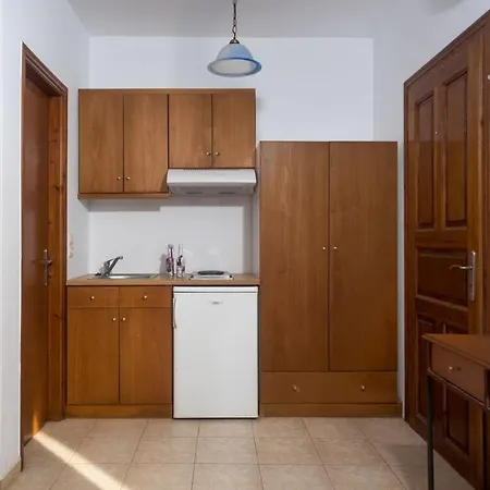 Amodari On The Pláka