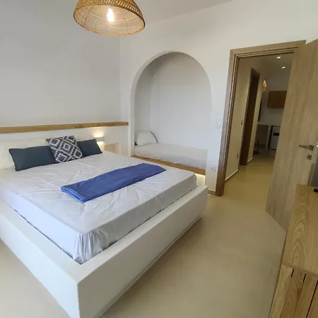 Amodari On The Pláka