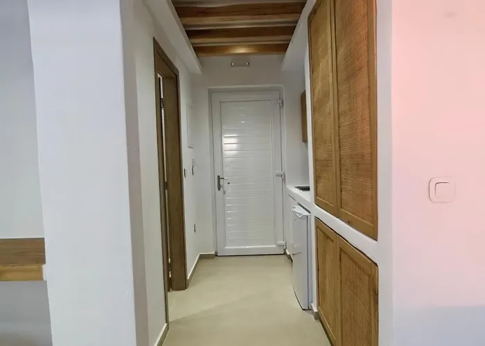 Amodari On The Couette-café Pláka