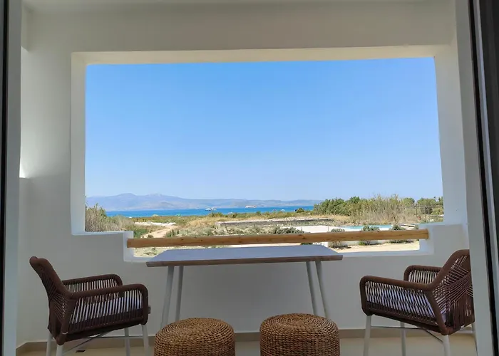 Amodari On The Couette-café Pláka