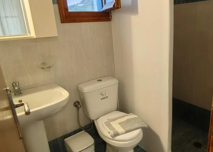 Amodari On The Couette-café Pláka